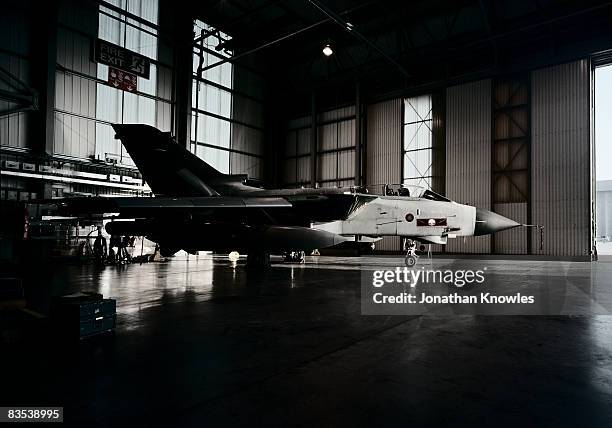 military plane - avion militaire photos et images de collection