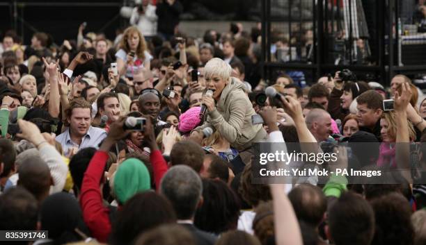 Pink Singer Crowd 405 Flash (Song) Stock Photos, High-Res Pictures, and Images - Getty Images