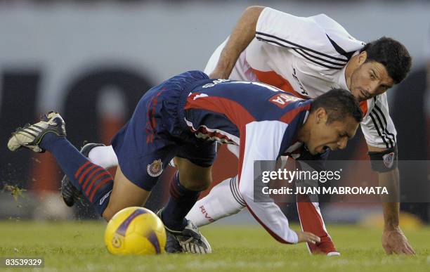 Mexico's Chivas midfielder Ramon Morales vies for the ball with Argentina's River Plate defender Eduardo Tuzzio during their Copa Sudamericana 2008...