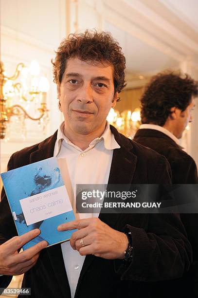 Italian writer Sandro Veronesi shows his novel "Chaos calme" on November 3, 2008 in Paris, after receiving Femina prize for best foreign author....