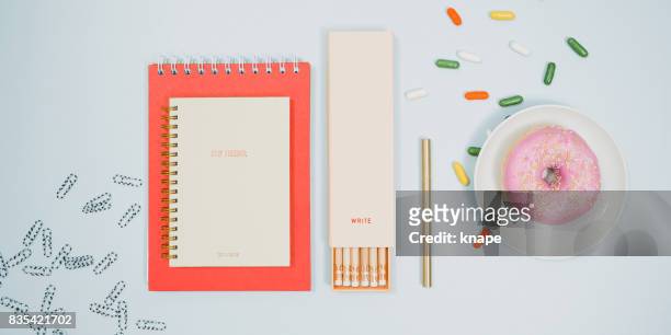 briefpapier von oben mit notebook bleistifte donut - 2017 calendar stock-fotos und bilder