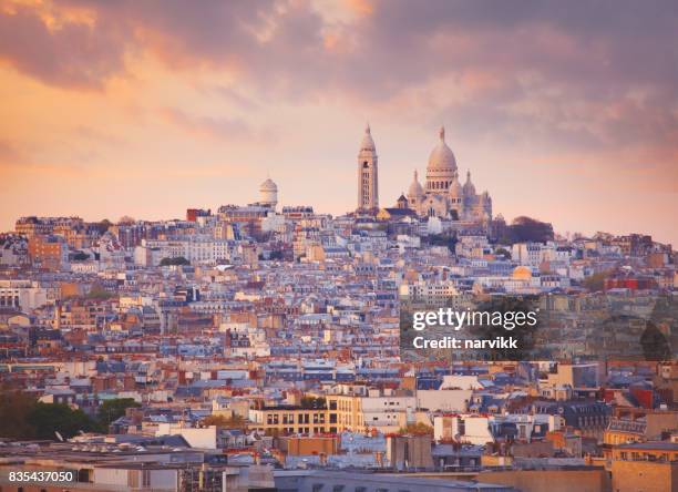 basiliek sacré-cœur en montmarte - montmartre stockfoto's en -beelden