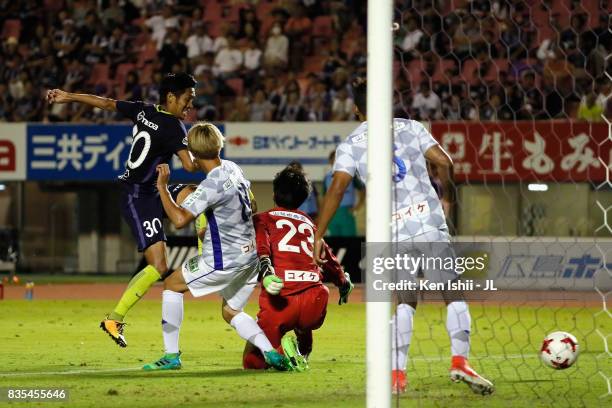 Kosei Shibasaki of Sanfrecce Hiroshima scores the opening goal during the J.League J1 match between Sanfrecce Hiroshima and Ventforet Kofu at Edion...
