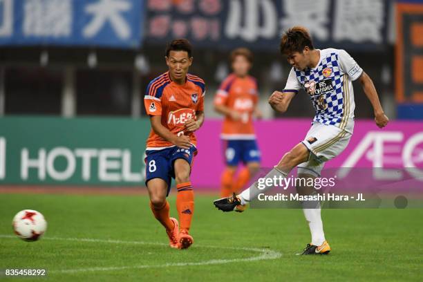 Hirotaka Mita of Vegalta Sendai scores his side's second goal during the J.League J1 match between Albirex Niigata and Vegalta Sendai at Denka Big...