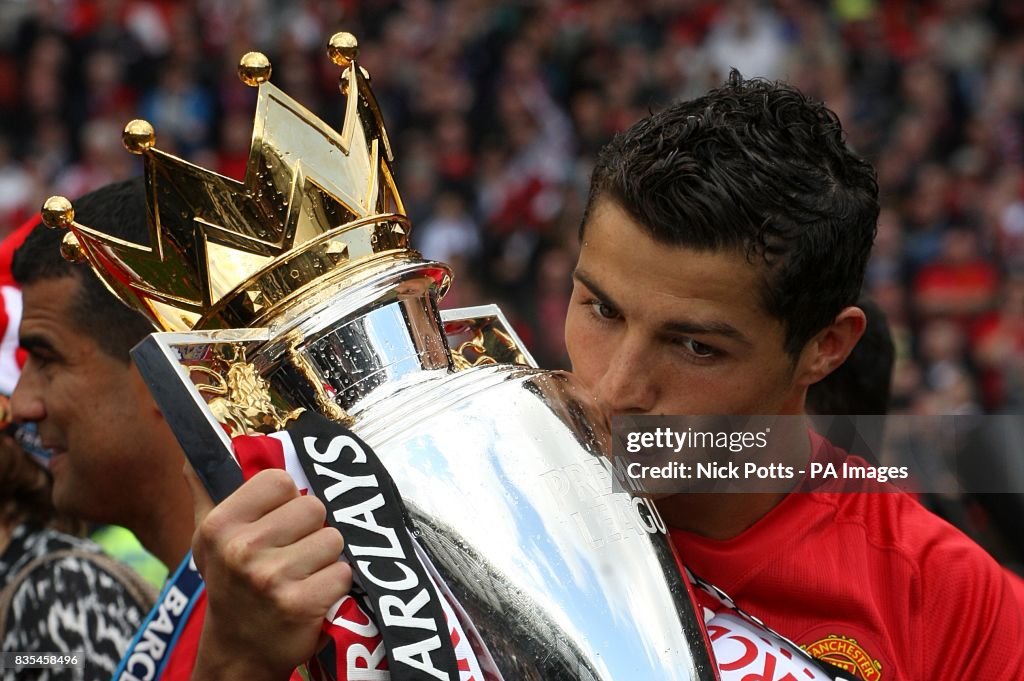 Soccer - Barclays Premier League - Manchester United v Arsenal - Old Trafford