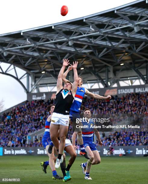 Ollie Wines of the Power an Robert Murphy of the Bulldogs compete for the ball during the 2017 AFL round 22 match between the Western Bulldogs and...