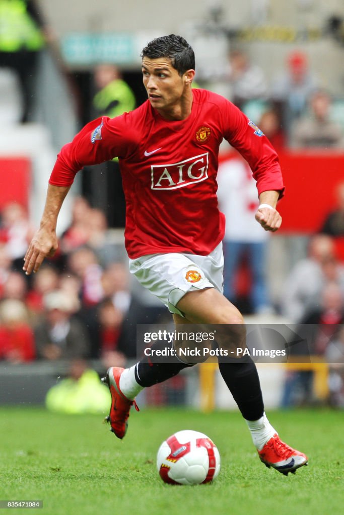 Soccer - Barclays Premier League - Manchester United v Arsenal - Old Trafford