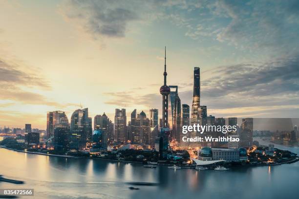 shanghai sunrise - bund uferpromenade stock-fotos und bilder