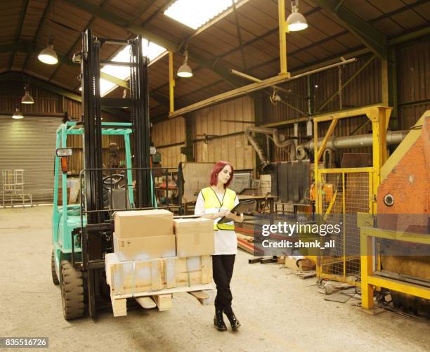 weiblich, in einer werkstatt arbeiten - stiefel-mit-stahlkappen stock-fotos und bilder