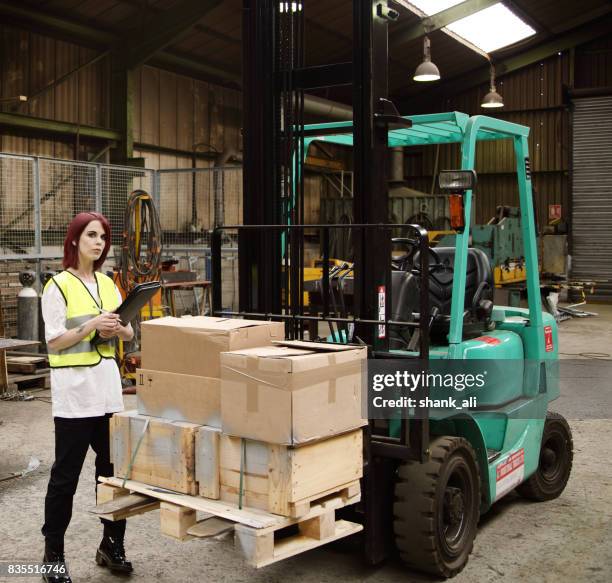 weiblich, in einer werkstatt arbeiten - stiefel-mit-stahlkappen stock-fotos und bilder
