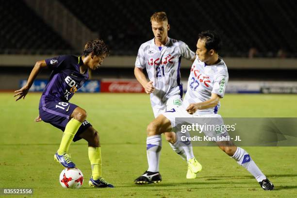 Yoshifumi Kashiwa of Sanfrecce Hiroshima controls the ball under pressure of Oliver Bozanic and Shohei Abe of Ventforet Kofu during the J.League J1...