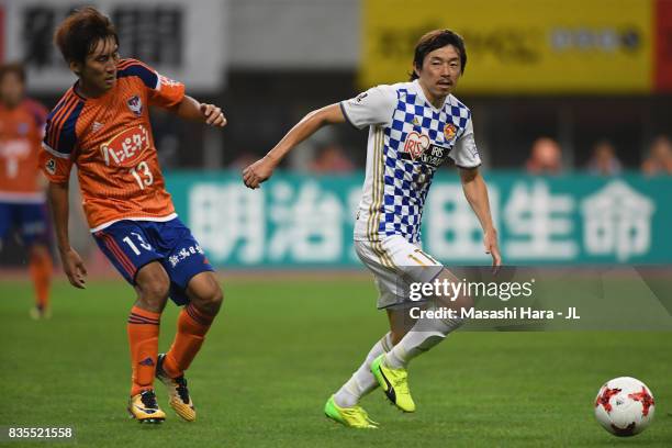 Naoki Ishihara of Vegalta Sendai controls the ball under pressure of Masaru Kato of Albirex Niigata during the J.League J1 match between Albirex...