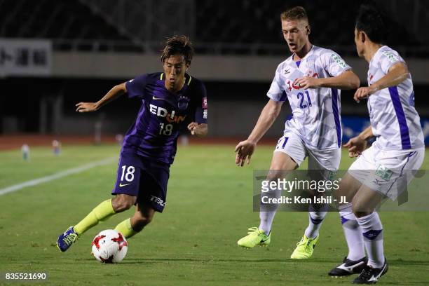 Yoshifumi Kashiwa of Sanfrecce Hiroshima controls the ball under pressure of Oliver Bozanic and Shohei Abe of Ventforet Kofu during the J.League J1...