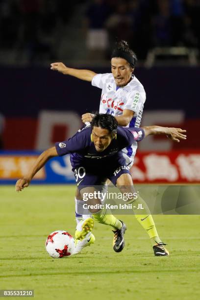 Kosei Shibasaki of Sanfrecce Hiroshima controls the ball under pressure of Shohei Ogura of Ventforet Kofu during the J.League J1 match between...