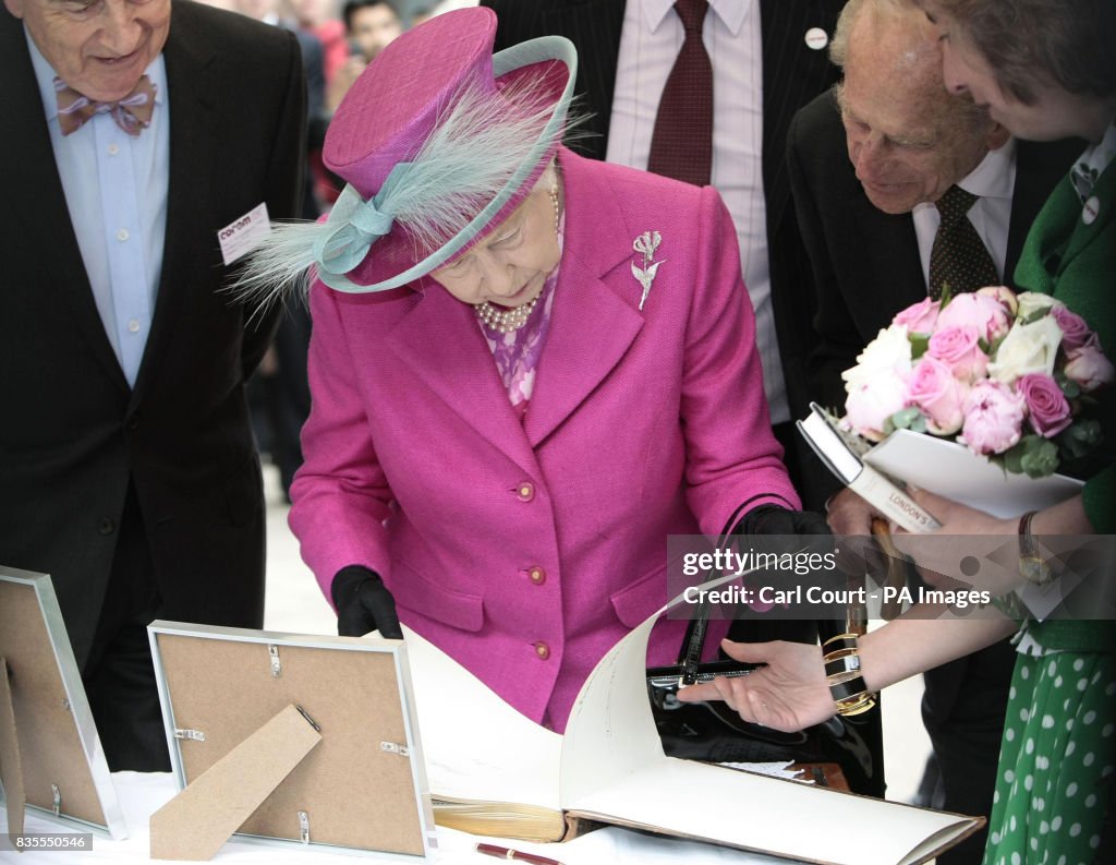 Queen visits Coram children's charity
