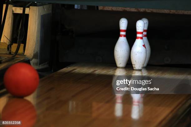 close up of bowling pins and ball - bowlingbahn stock-fotos und bilder