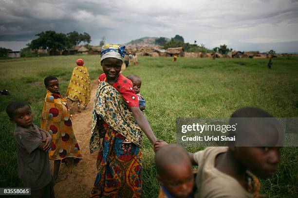 Refugees wait near their shelters in the village of Tongo, in the hills outside Goma, on November 4, 2008 in North Kivu province,Democratic Republic...