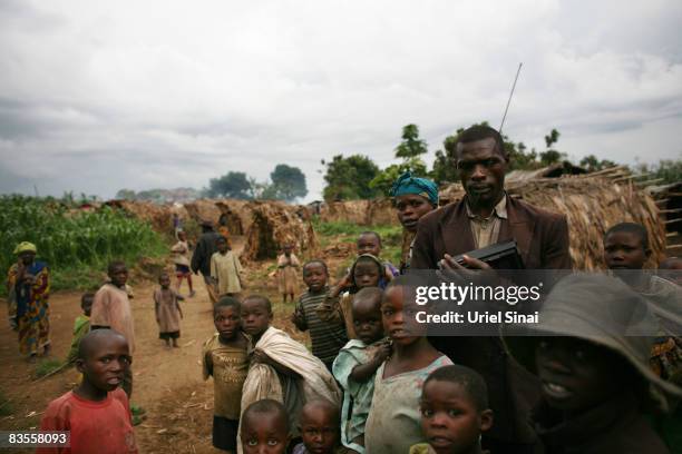 Refugees wait near their shelters in the village of Tongo, in the hills outside Goma, on November 4, 2008 in North Kivu province,Democratic Republic...
