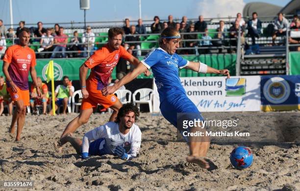 Players of Rostocker Robben and Wuppertaler SV battle for the ball on day 1 of the 2017 German Beach Soccer Championship on August 19, 2017 in...