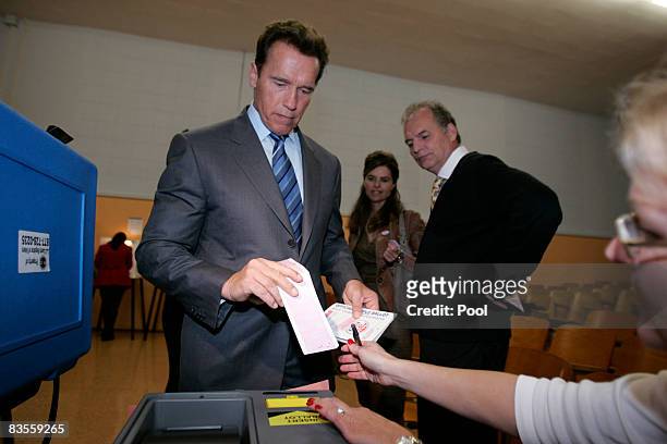 California Gov. Arnold Schwarzenegger votes with his wife Maria Shriver at Kenter Canyon Elementary school in Brentwood November 4, 2008 in Los...