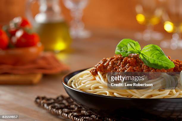 spaghetti with tomato sauce - spaghetti imagens e fotografias de stock