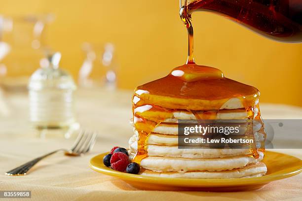 pancakes with syrup pour - pannenkoek stockfoto's en -beelden