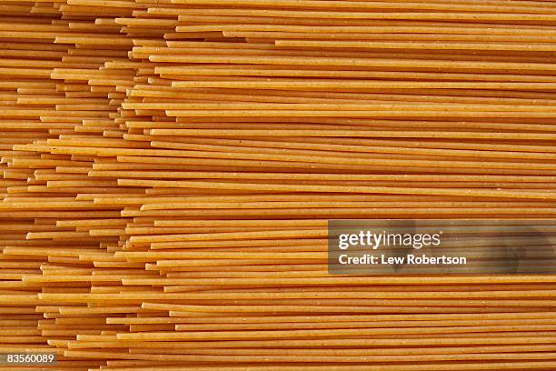 whole wheat spaghetti - weizenvollkorn stock-fotos und bilder