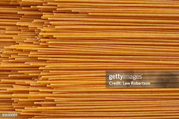 whole wheat spaghetti - volkorentarwe stockfoto's en -beelden