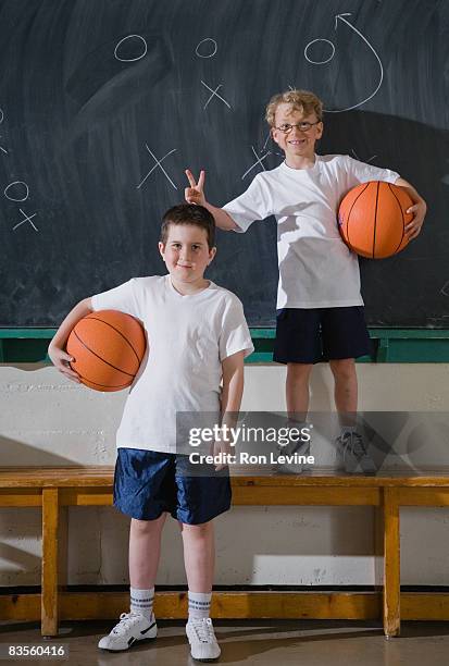 boys in gym  - blackboard qc stock-fotos und bilder