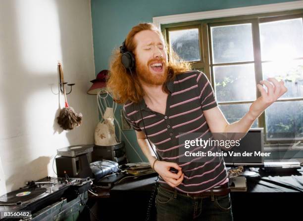 man playing imaginary guitar. - luisteren stockfoto's en -beelden