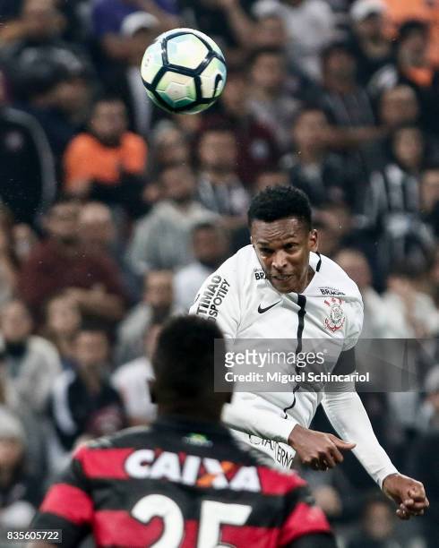 Jo of Corinthians vies for the ball with Kanu of Vitoria during the match between Corinthians and Vitoria for the Brasileirao Series A 2017 at Arena...