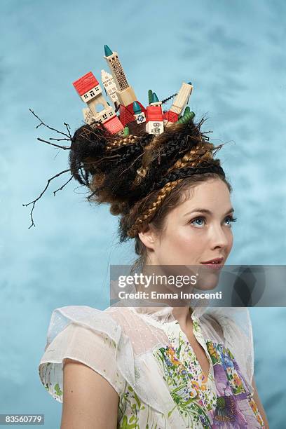 portrait of a woman with wooden houses on her head - beautiful braid stockfoto's en -beelden