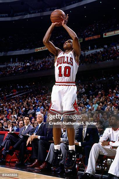 Armstrong of the Chicago Bulls shoots a jump shot in Game Four of the 1995 NBA Eastern Conference Quarterfinals against the Charlotte Hornets at the...