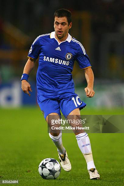 Joe Cole of Chelsea runs with the ball during the UEFA Champions League Group A match between AS Roma and Chelsea at the Stadio Olimpico on November...