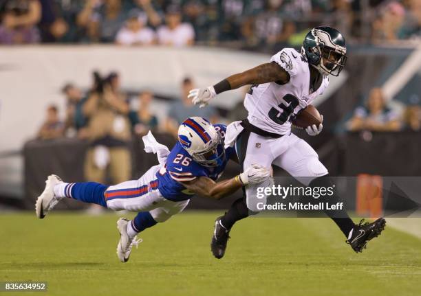 Donnel Pumphrey of the Philadelphia Eagles runs the ball against Greg Mabin of the Buffalo Bills in the preseason game at Lincoln Financial Field on...