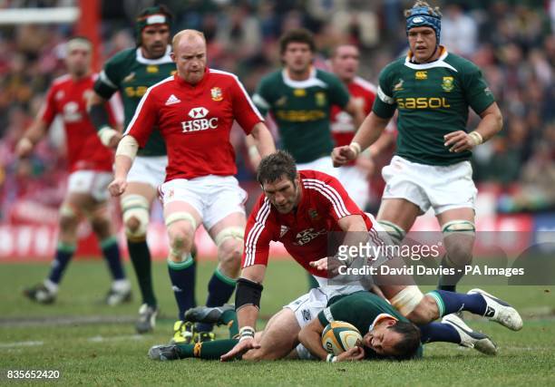 British and Irish Lions Simon Shaw leads with his knee on South Africa's Fourie du Preez leading to him being sin-binned