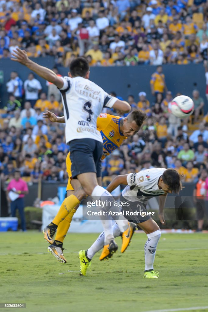 Tigres UANL v Pumas UNAM - Torneo Apertura 2017 Liga MX