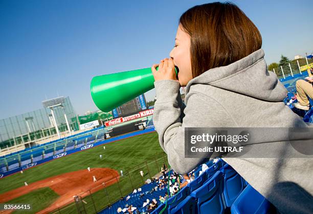 a girl cheers in a ballpark. - 野球場　日本 ストックフォトと画像