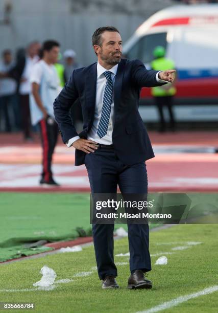 Rafael Lapuente head coach of Lobos BUAP gives instructions to his players during the fifth round match between Lobos BUAP and America as part of the...