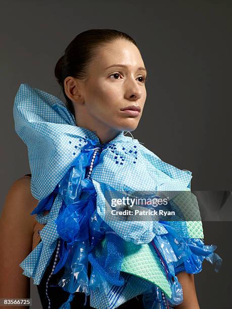 woman with recycled ruff - plooikraag stockfoto's en -beelden