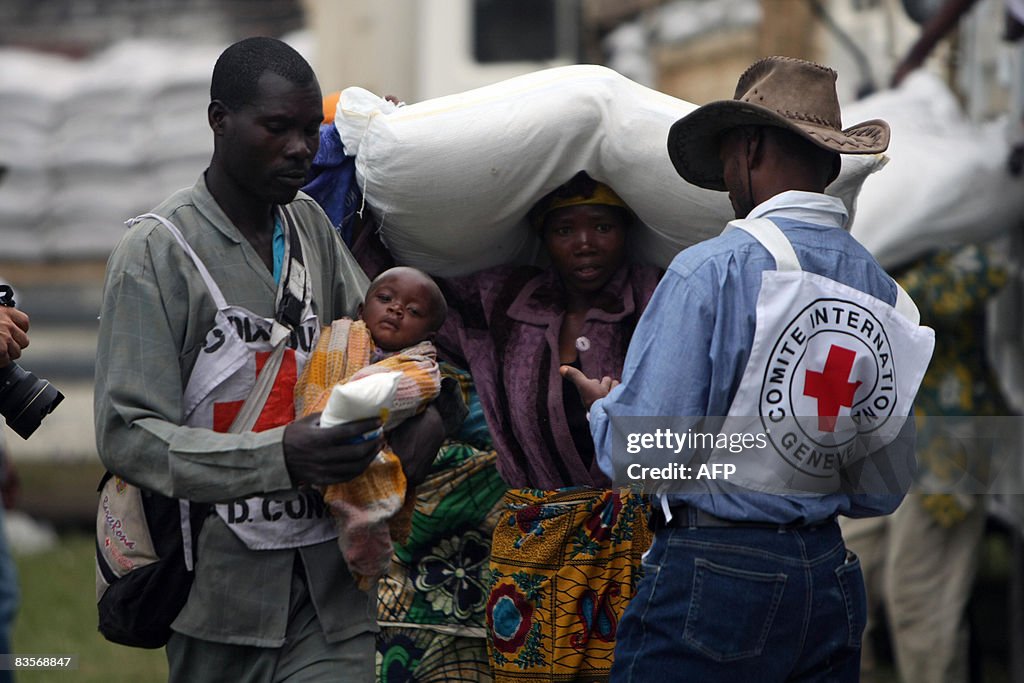 A Congolese Red Cross worker carries the