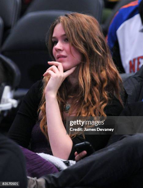 Joss Stone attends the Milwaukee Bucks vs New York Knicks game at Madison Square Garden on November 2, 2008 in New York City.