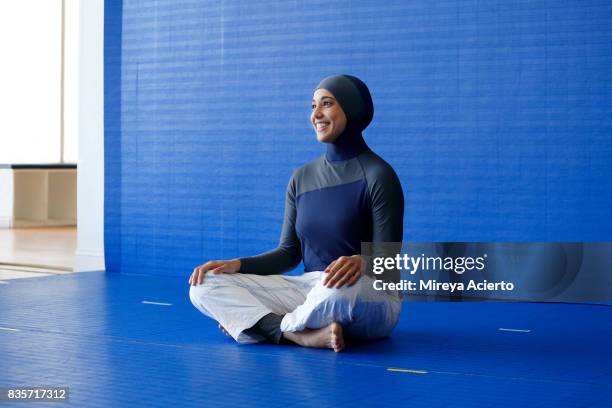 muslim woman wearing hijab and jiu jitsu uniform - jiu jitsu photos et images de collection