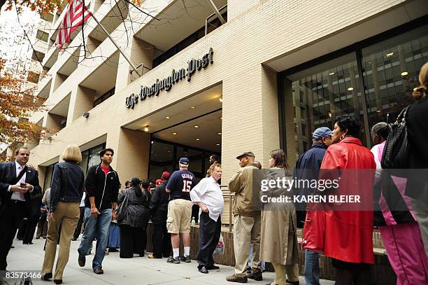 People line up outside the offices of The Washington Post on November 5, 2008 in Washington, DC to receive a special election edition of the...