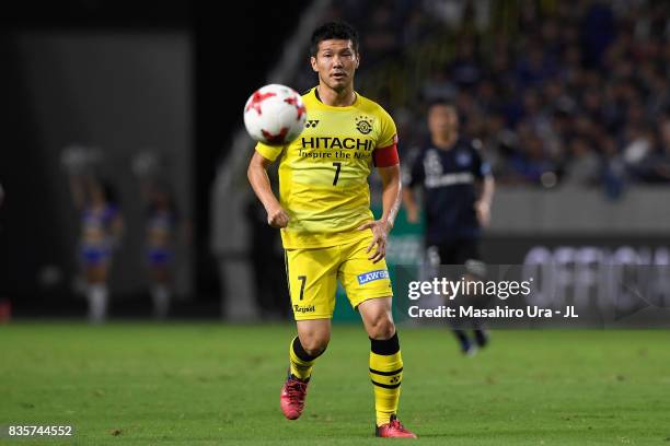 Hidekazu Otani of Kashiwa Reysol in action during the J.League J1 match between Gamba Osaka and Kashiwa Reysol at Suita City Football Stadium on...