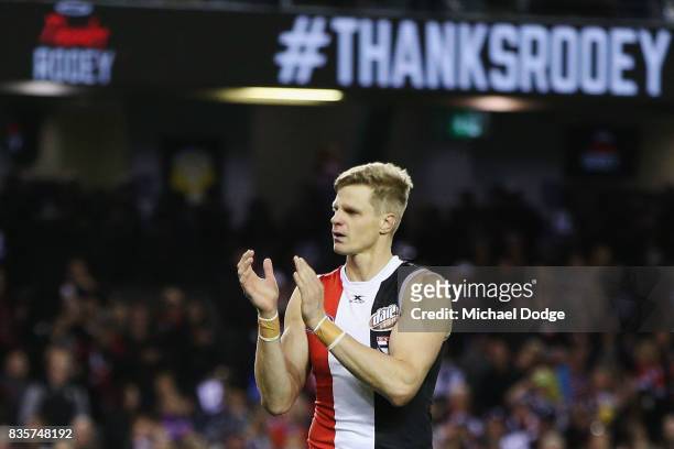 Nick Riewoldt of the Saints thx fans after winning his last home match during the round 22 AFL match between the St Kilda Saints and the North...