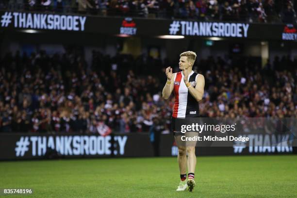 Nick Riewoldt of the Saints thx fans after winning his last home match during the round 22 AFL match between the St Kilda Saints and the North...