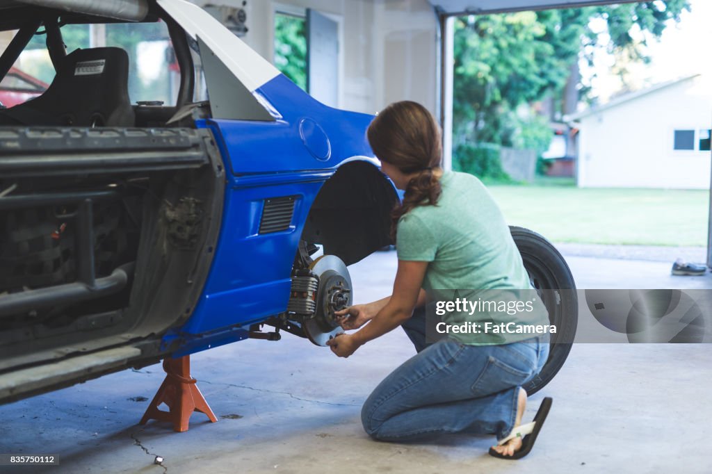 Mechanische Arbeiten am Auto in ihrer Heimat garage