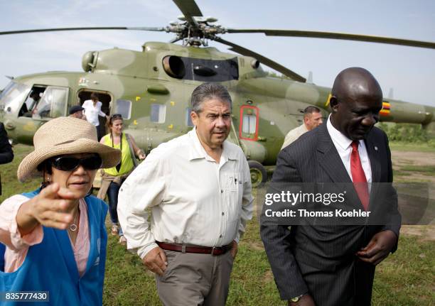 Arua, Uganda Vice Chancellor and Federal Foreign Minister Sigmar Gabriel, SPD, with the Minister of State for refugees in Uganda, Ecweru Musa...