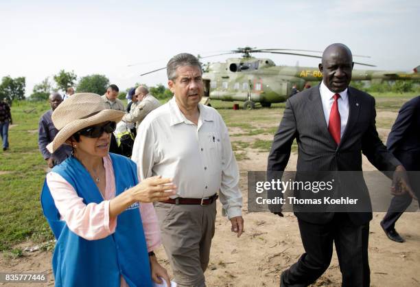 Arua, Uganda Vice Chancellor and Federal Foreign Minister Sigmar Gabriel, SPD, with the Minister of State for refugees in Uganda, Ecweru Musa...